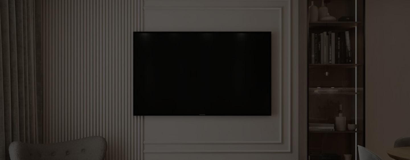 Projekt wnętrza salonu z telewizorem na ścianie