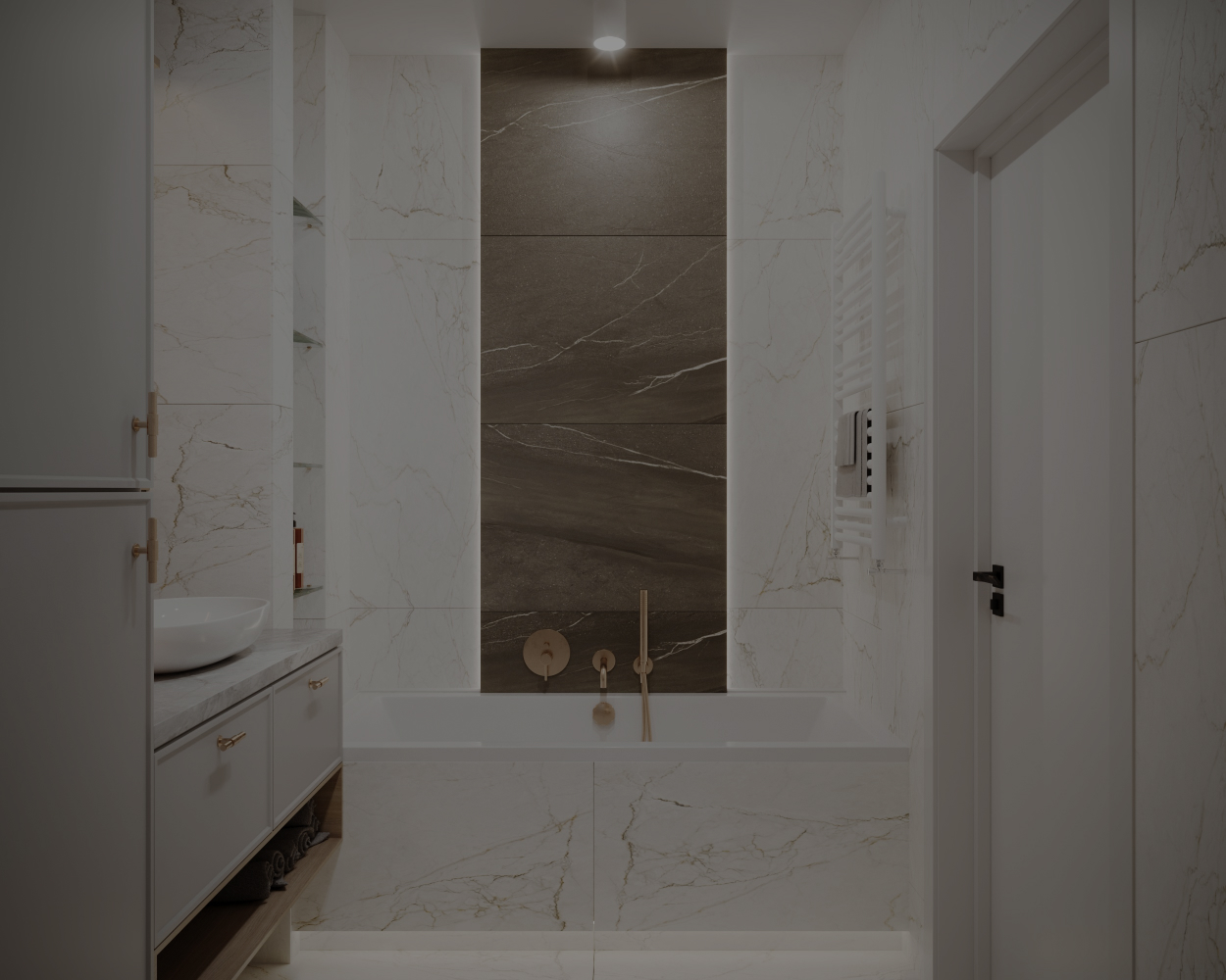 Elegancka wanna z złotymi dodatkami i brązowym kamieniem na ścianie